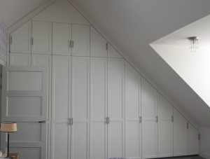 medeklinker Schots Keelholte Inbouwkasten onder schuin dak op maat gemaakt door Decosier | Decosier